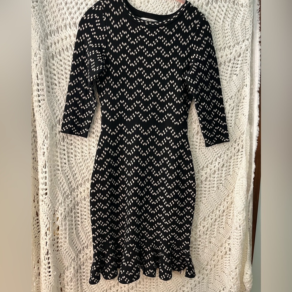 Sandra Darren PM acrylic, hounds tooth, sweater, dress, cute ruffle hem.